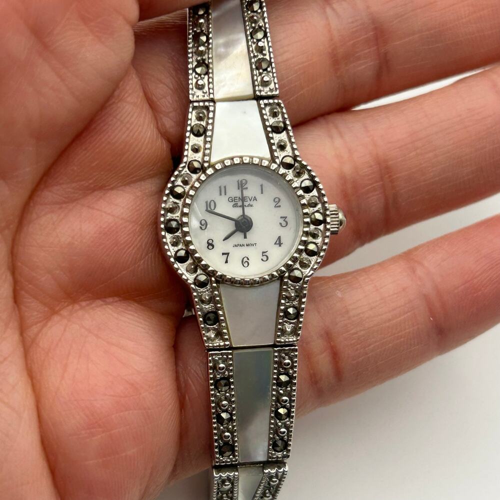 Vintage Geneva Mother Pearl Dial Accents Women Fashion Watch Working New Battery - Picture 7 of 8